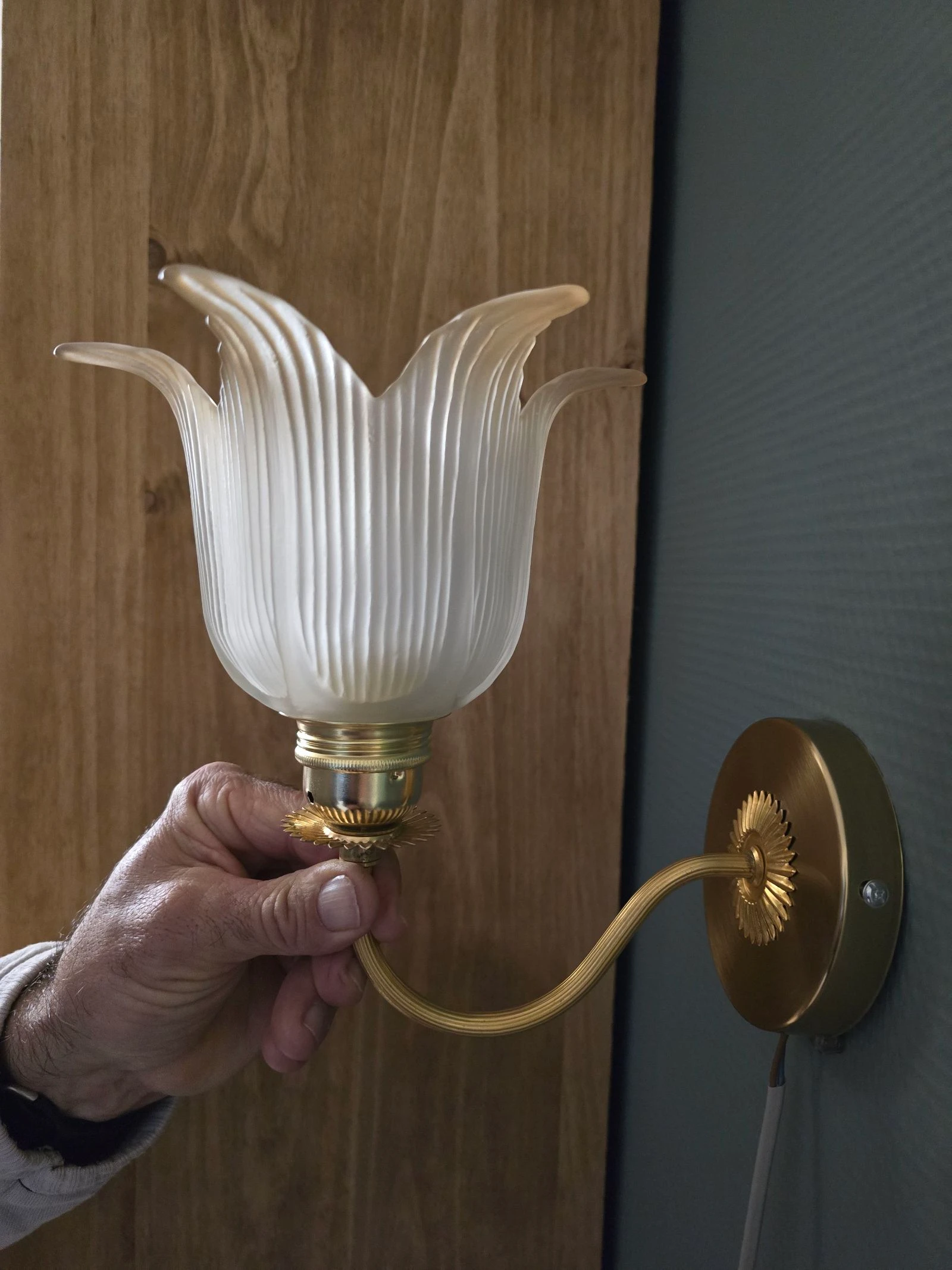Lámpara de pared original de latón, madera y tulipa vintage en vidrio esmerilado – photo 4